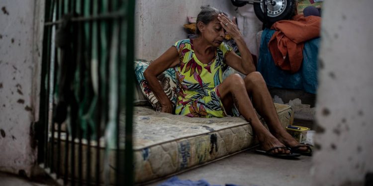 Famílias da BA dormem em baia de animais após perderem casas nas chuvas