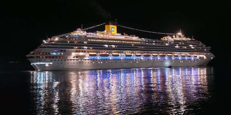 Empresas de cruzeiros suspendem operações após surto de Covid