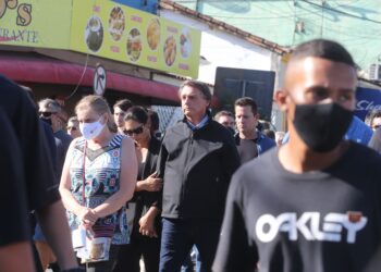 Bolsonaro participa de enterro da mãe no interior de SP