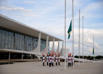 Bolsonaro decretou luto por Olavo de Carvalho, mas ignorou mortes de personalidades e da pandemia