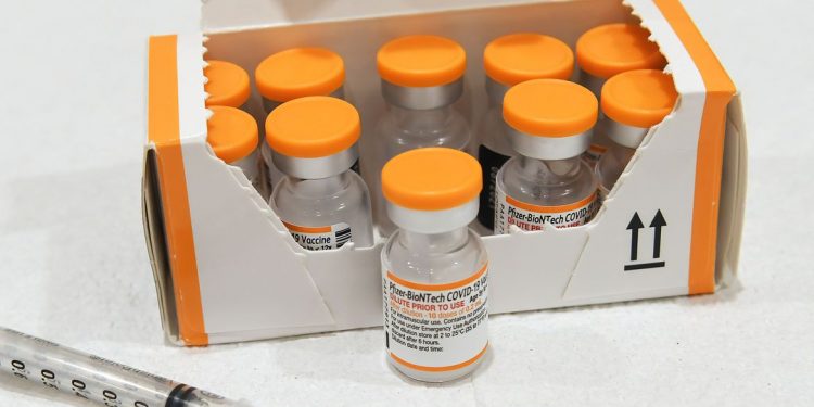 Covid-19: reações à vacina em crianças são raras, dizem especialistas