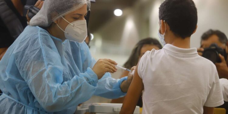 Prossegue a vacinação de crianças de cinco a onze anos em todo o Ceará