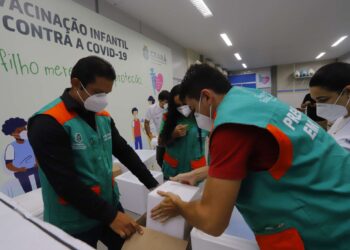 Ceará recebe novas remessas de vacinas contra covid-19 para crianças e adultos