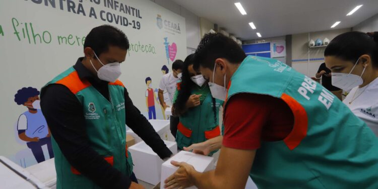 Ceará recebe novas remessas de vacinas contra covid-19 para crianças e adultos