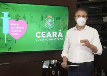 Novo decreto recomenda adiamento da volta às aulas para crianças, reduz público em estádios e determina padrão de máscara a setores