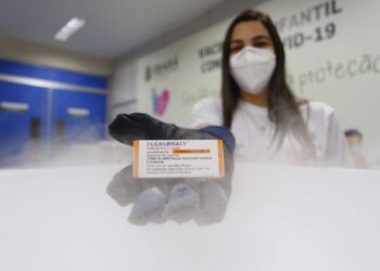 Terceiro lote com 80 mil doses pediátricas da Pfizer chega ao Ceará para vacinação de crianças entre 5 a 11 anos