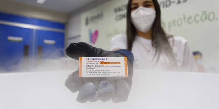 Terceiro lote com 80 mil doses pediátricas da Pfizer chega ao Ceará para vacinação de crianças entre 5 a 11 anos