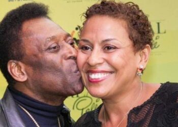 Filha de Pelé tenta tranquilizar fãs e diz que seu pai está ‘superforte’