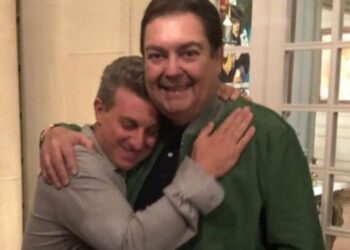 Luciano Huck deseja boa sorte a Faustão em dia de estreia na Band