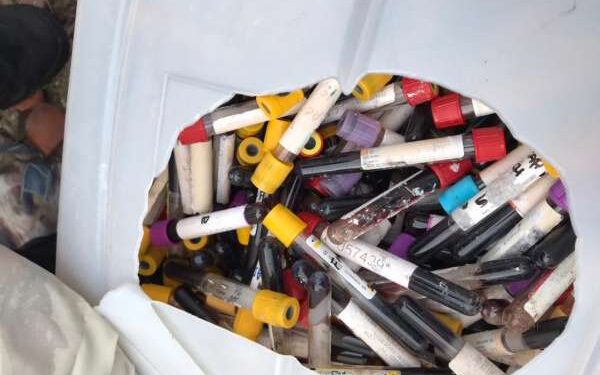 Polícia Civil indicia laboratório e proprietário por crime ambiental após descarte irregular de coletas de sangue em Cascavel