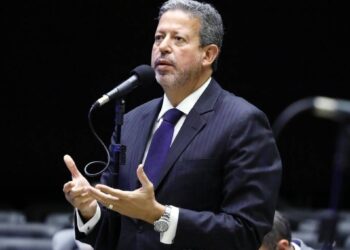 Lira cobra do Senado solução para baixar gasolina e diz que governadores miram eleição