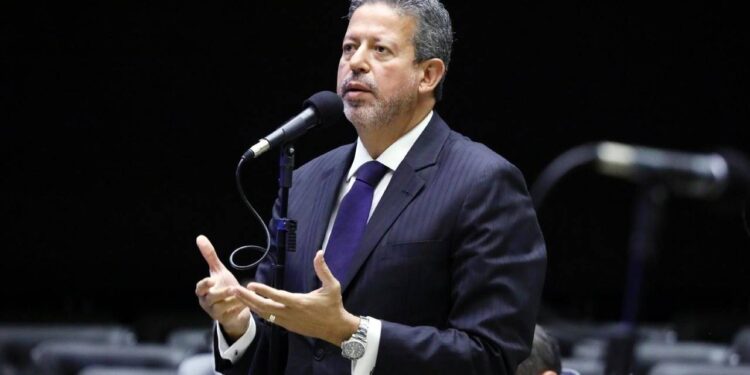 Lira cobra do Senado solução para baixar gasolina e diz que governadores miram eleição