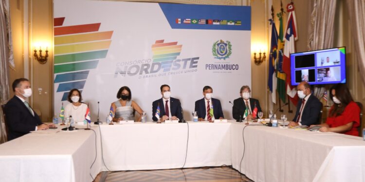 Em Recife, Izolda Cela participa da posse do novo presidente do Consórcio Nordeste