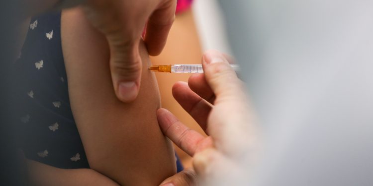 Maioria em consulta pública é contra prescrição médica para vacinar criança contra Covid-19
