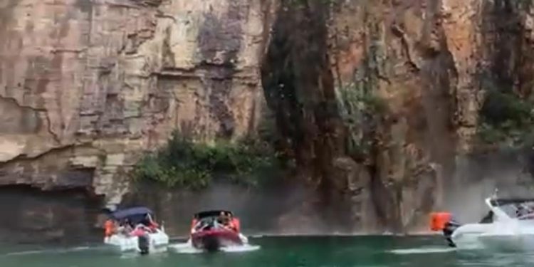 Rocha desaba sobre barcos de turistas em Capitólio, Minas Gerais