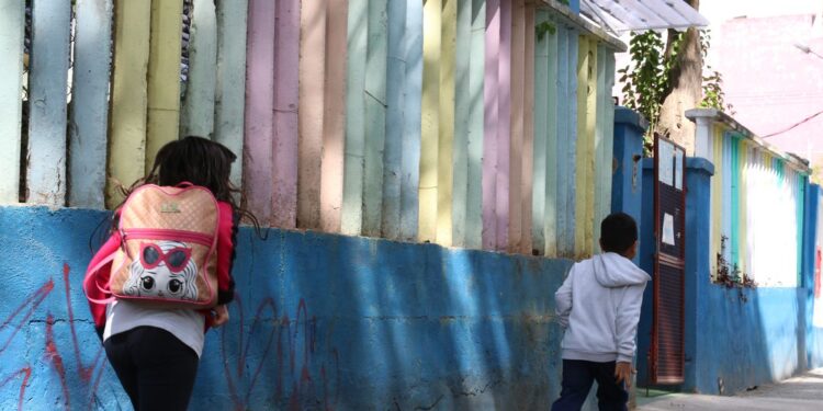 Volta às aulas: como lidar com dificuldade de alunos de acordar cedo