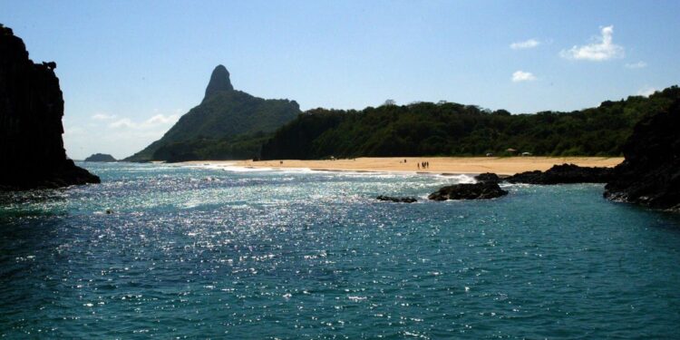 Praia em Fernando de Noronha segue fechada após ataque de tubarão