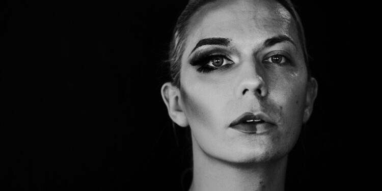 Falta de acesso à saúde da população trans passa por não inclusão em pesquisas clínicas