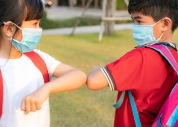 O que os pais precisam saber para a volta às aulas em meio à onda de ômicron