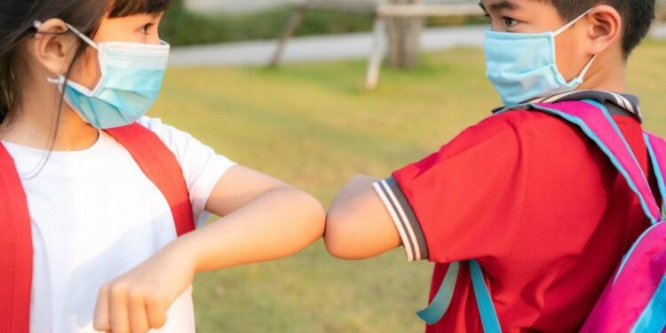 O que os pais precisam saber para a volta às aulas em meio à onda de ômicron