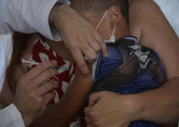 AGU: mais de 57 mil menores receberam vacina errada contra covid-19