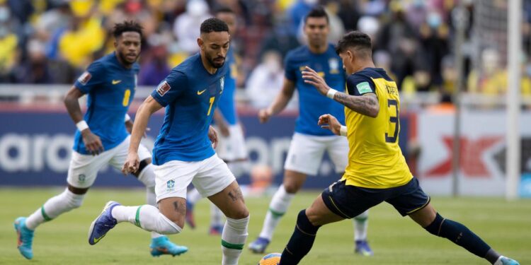 Brasil mantém invencibilidade em jogo de arbitragem confusa contra o Equador