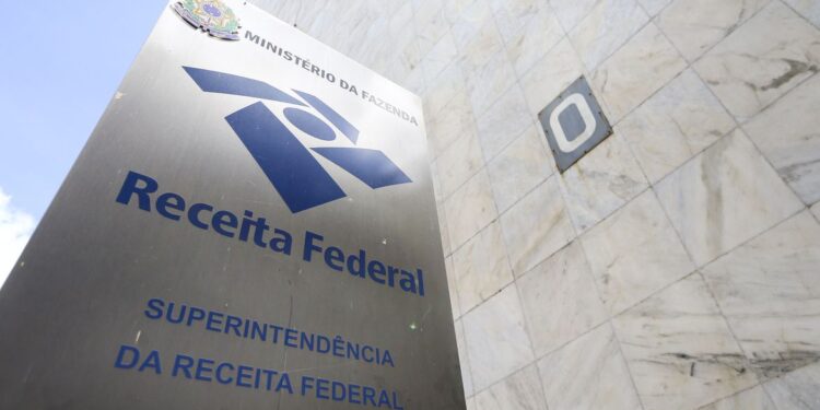 IRPF: Receita abre consulta para lote residual de restituições nesta segunda-feira (24)