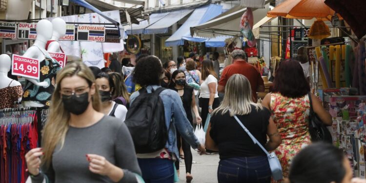 Brasil bate recorde de casos diários de covid-19 com 204,8 mil
