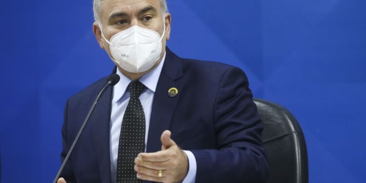 Ministro relaciona aumento de casos de covid-19 a festas de fim de ano