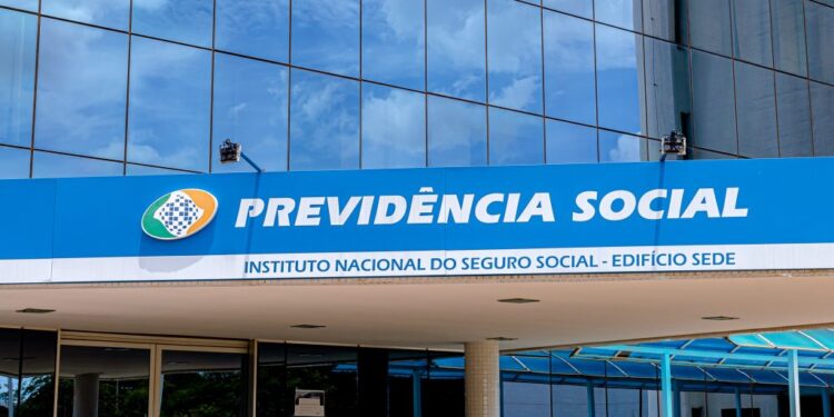 INSS começa a pagar aposentadorias com o novo salário mínimo