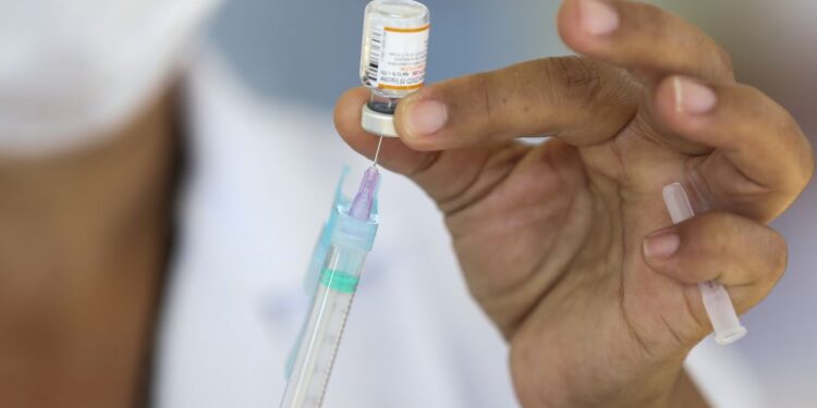 Em um ano de vacinação, quase 70% dos brasileiros já tomaram 2 doses