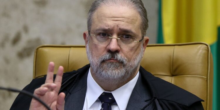 Aras diz que Bolsonaro não cometeu crime e pede ao STF para arquivar inquérito sobre vazamento