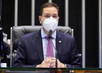 Deputado Eduardo Bismarck critica elevação do preço do uso de postes e alerta para possível aumento dos planos em até 70%