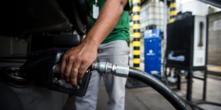 Governo e Congresso acionam TSE para ver se é legal reduzir combustível em ano eleitoral