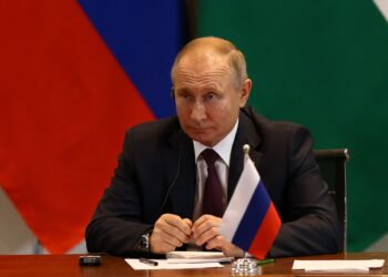 Putin reconhece repúblicas rebeldes na Ucrânia e envia tropas