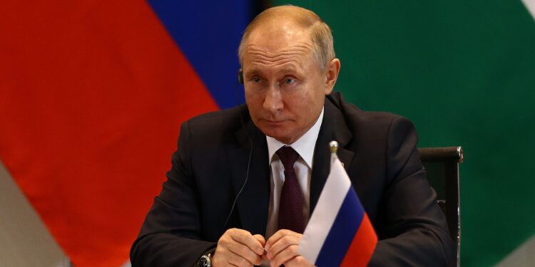 Putin reconhece repúblicas rebeldes na Ucrânia e envia tropas