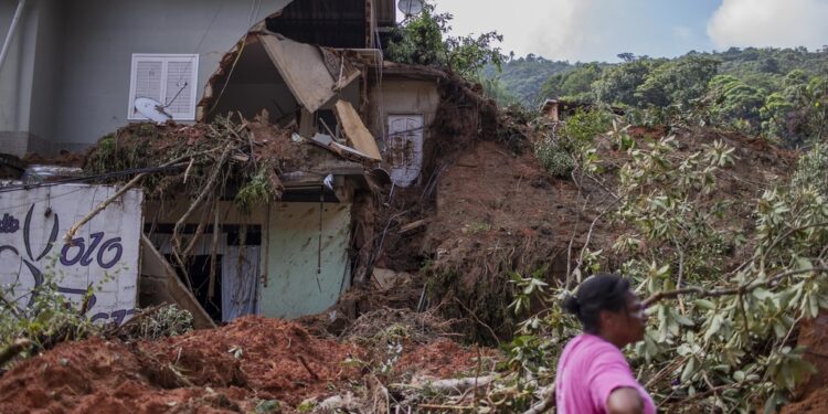 Áreas de risco de Petrópolis deveriam ter sido evacuadas após alerta há 2 dias, diz especialista