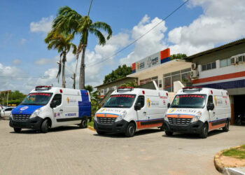 Prefeitura do Aracati entrega três ambulâncias Semi-UTIs para o município