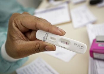 Casos de covid-19 chegam a 27,4 milhões no Brasil