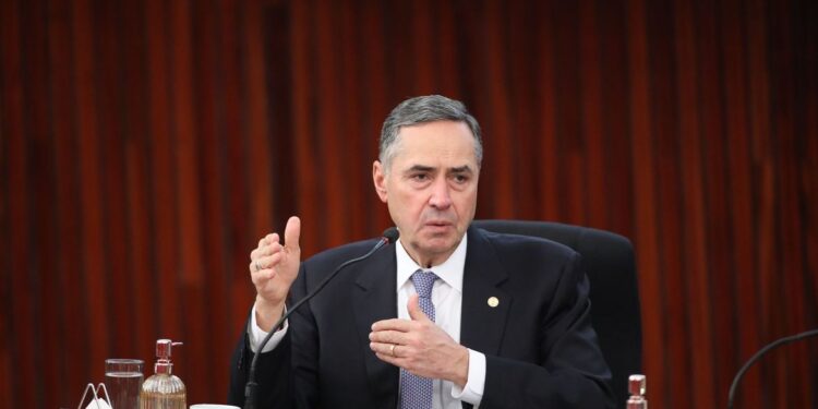 Ataque às eleições é estratégia autoritária, diz Barroso ao deixar TSE