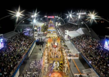 Ingressos para carnaval no sambódromo em SP voltam a ser vendidos hoje