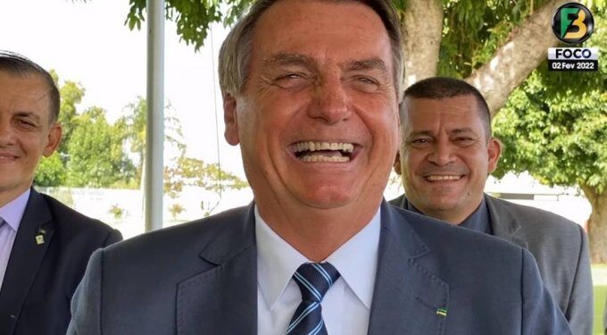 Bolsonaro interrompe trégua e retoma ataques ao sistema eleitoral