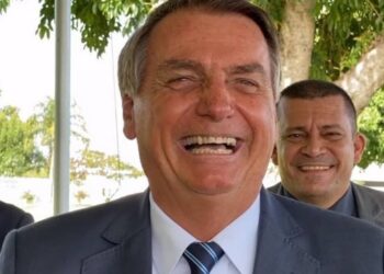 Bolsonaro interrompe trégua e retoma ataques ao sistema eleitoral