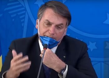 Bolsonaro é pressionado a abandonar discurso antivacina por sobrevivência eleitoral