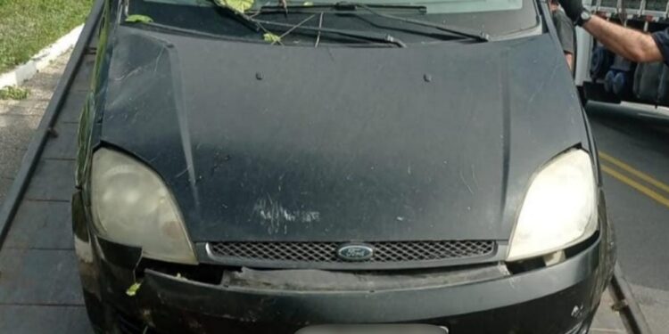 Dupla é presa pelo CPRaio da PMCE com carro roubado no município de Russas