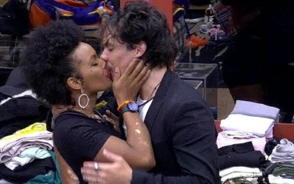 Eliezer e Natália escapam da festa e se beijam no quarto do BBB 22