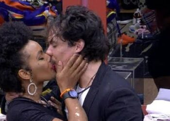 Eliezer e Natália escapam da festa e se beijam no quarto do BBB 22