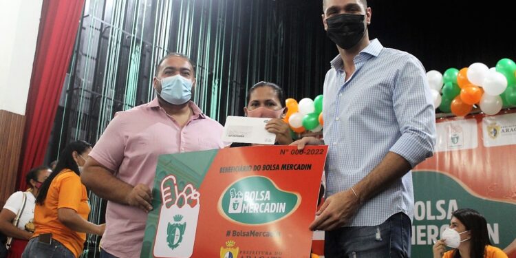 ‘Bolsa Mercadin’: 600 cartões são entregues para população em vulnerabilidade de Aracati