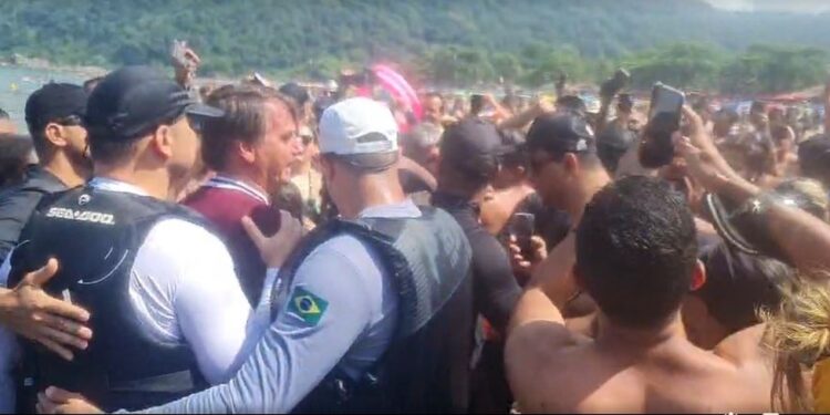 Bolsonaro curte Carnaval na praia em meio a críticas e à guerra na Ucrânia