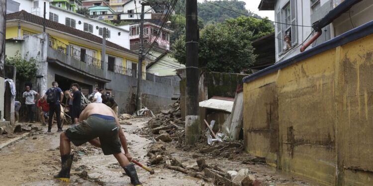 Aumenta para 66 número de mortos por causa da chuva em Petrópolis